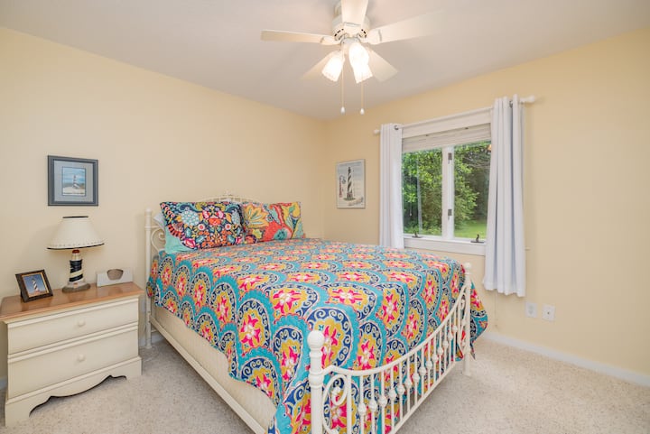 Queen size bed,  Large Dresser is not there for more space. small dresser, ceiling fan and closet.