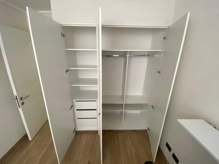 Სტუმრებისთვის განკუთვნილი კარადა