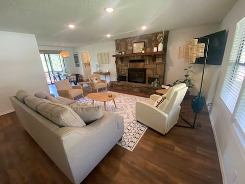 Top performing Airbnb: Secluded Lakeview Retreat w/Firepit & Canoe in Holiday Island