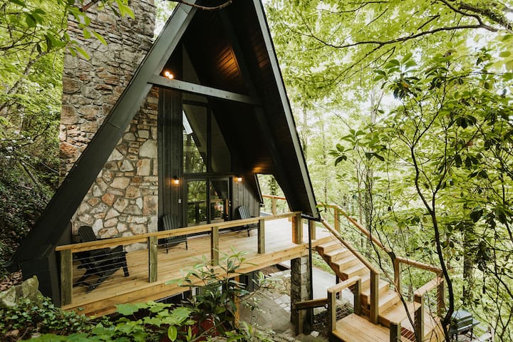 Cozy Cabin Sleeps 10 | Hot Tub | Min To Gatlinburg