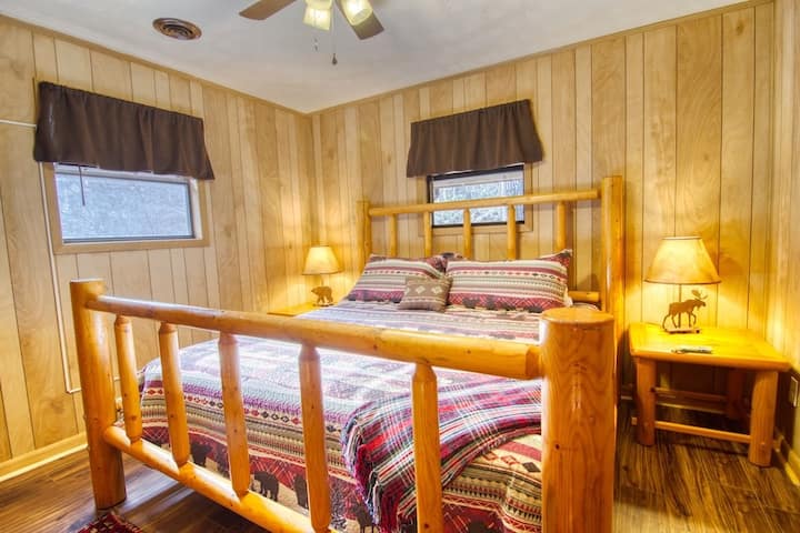 Dhomë gjumi "king". Dhoma ka dollap të madh. 