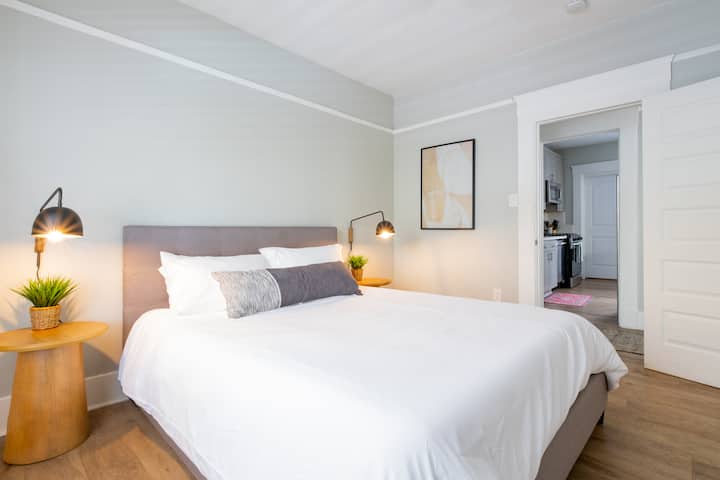 Krásna hlavná spálňa s luxusnou manželskou posteľou 