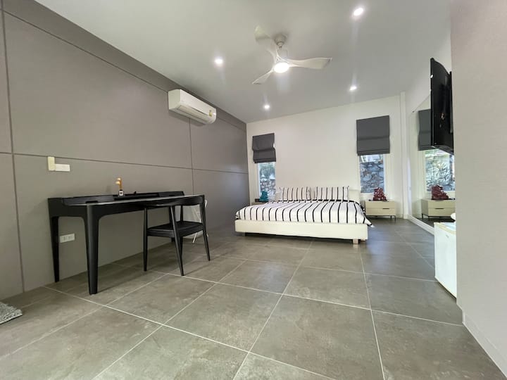 Bungalov 2 bračna kreveta) 
privatna kupaonica, mini bar, TV, radni stol