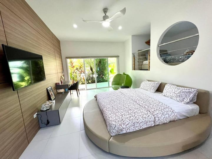 Bungalov 1 ( 2 kata, 2 bračna kreveta) 
privatna kupaonica, mini bar, TV, radni stol
s pogledom na bazen