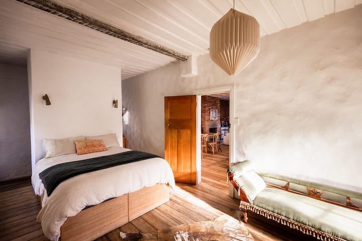 Dhoma kryesore e gjumit ka një dyshek me madhësi dopio "queen" dhe batanije elektrike 