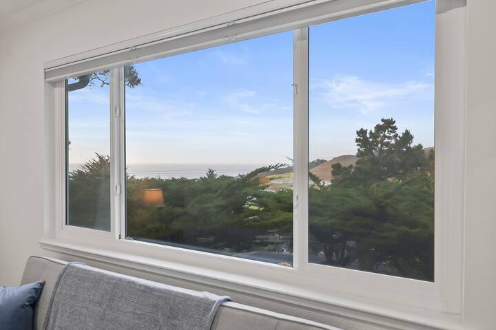 Spellbinding 5 BR Ocean View Pool Table Remodeled! gallery image 3