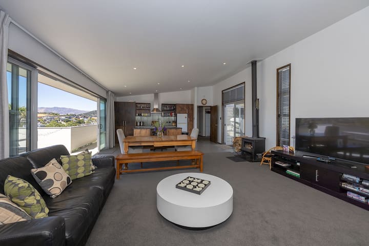 Wanaka Bach With Mountain Views - Wanaka