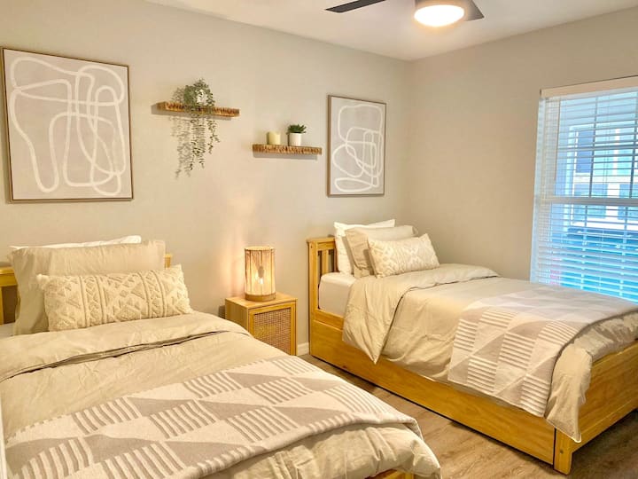 Cozy room for 3
2 twin beds
1 trundle bed 
Closet 