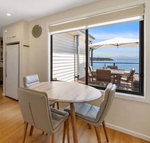 ‘The Alonnah’ Beach House – Main House & Unit gallery image 4