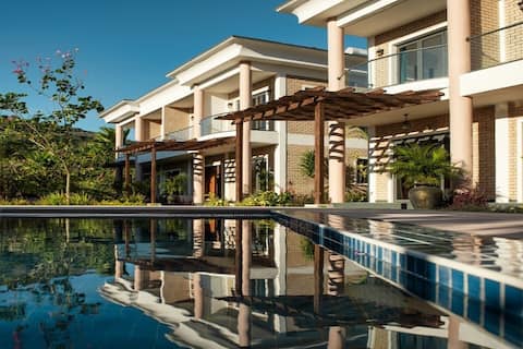 RARE ~ EXQUISITE ~ Hilltop ~ Beach 5 mins ~ Pool ~ WIFI ~ A/C