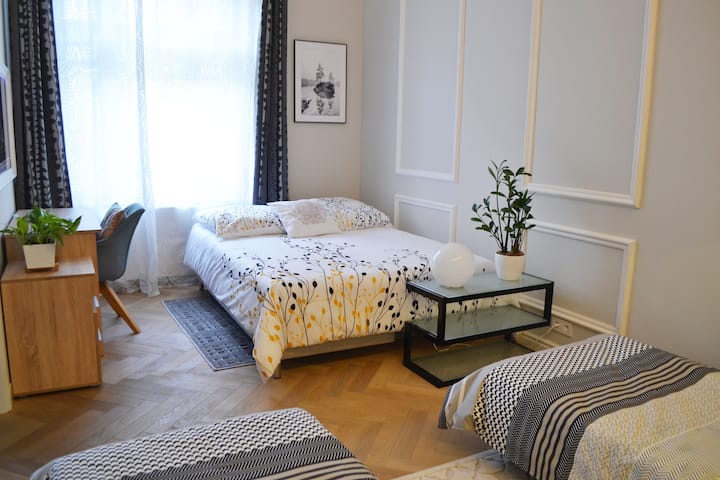 Sofa ispred akvarija postaje bračni krevet (150 cm).