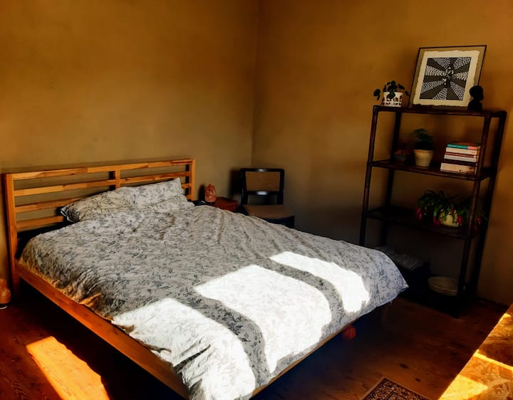 Dormitorio 1 con cama tamaño queen. 
