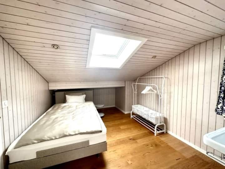 Zimmer 3 OG zur Nordseite des Hauses.
Zimmer mit Brünneli.
