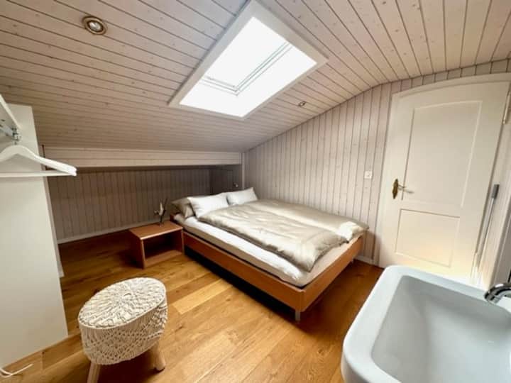 Zimmer 2 OG zur Nordseite des Hauses.
Zimmer mit Brünneli.