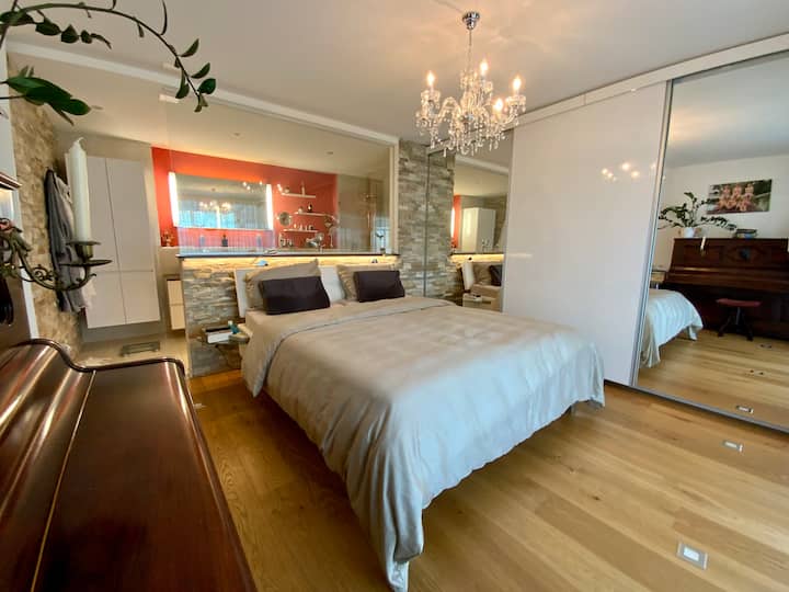 Schlafzimmer 1 im EG über vier Treppenstufen zu erreichen. Das Bad ist in diesem Zimmer "en suite".