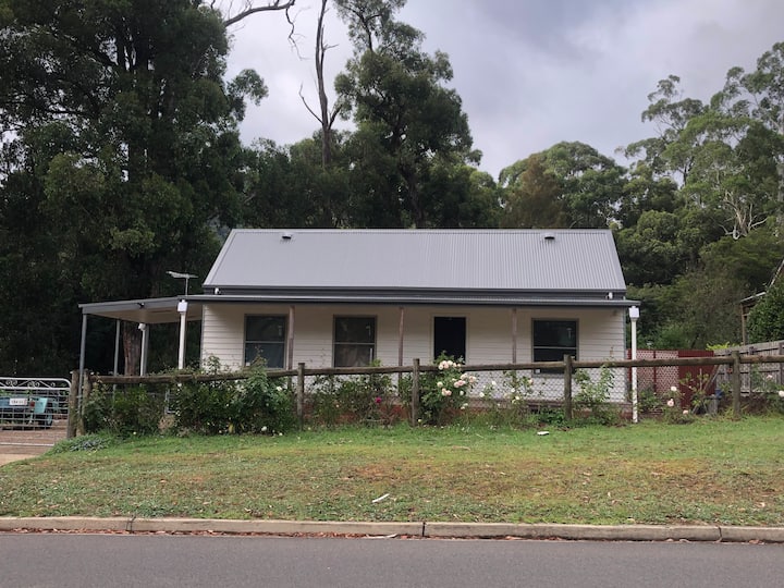 A modern Miner’s Cottage 1 bedroom 99m2 Houses for Rent in