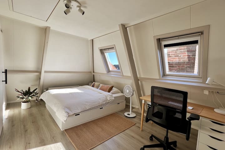 Attic nzuri angavu na kitanda mara mbili na nafasi ya kazi,