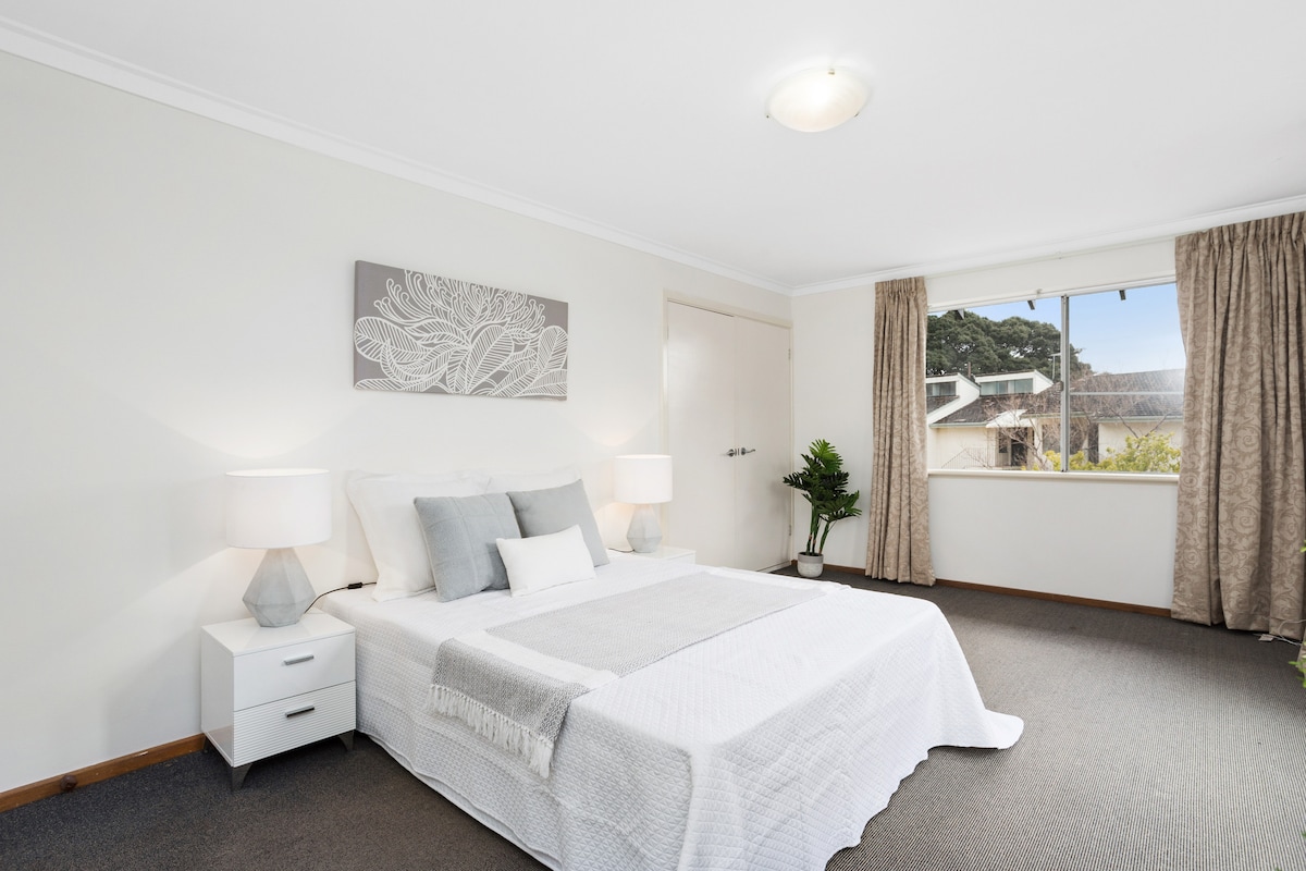 ფართო საძინებელი პერტის ქალაქის ლამაზი ხედით.  ახალი 150‑179 სმ ზომის საწოლი და კომფორტი. თუ მდინარისპირას ფოიერვერკები იქნება, მათ ამ ოთახიდან უყურებთ. 