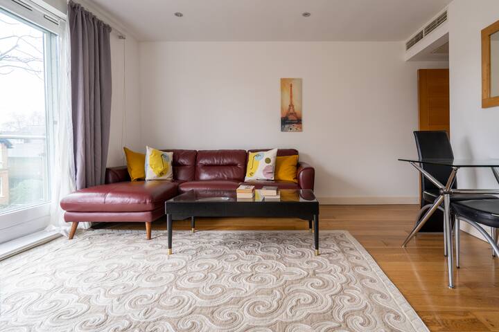 Modern Apartment Putney Barnes Self check in gallery image 2