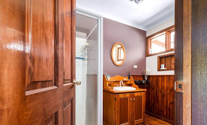 Valley Views farm house-A gallery image 4