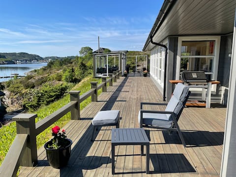 Successful Airbnb property: Large house by the lake at Glesvær in Øygarden