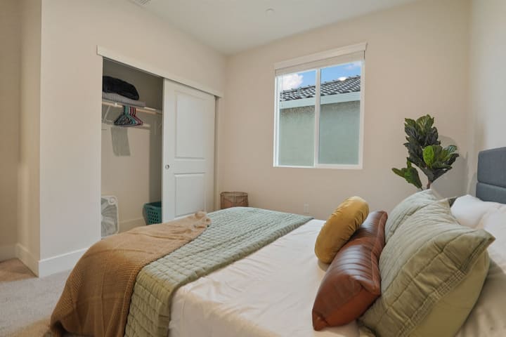 Queen bedroom upstairs