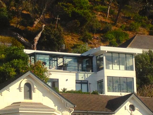 Contemporary beach house with elevated sea views. gallery image 2