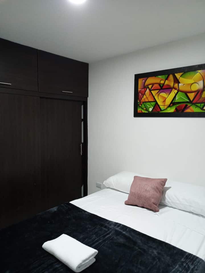 Hlavná izba č.2 s manželskou posteľou a veľkým šatníkom