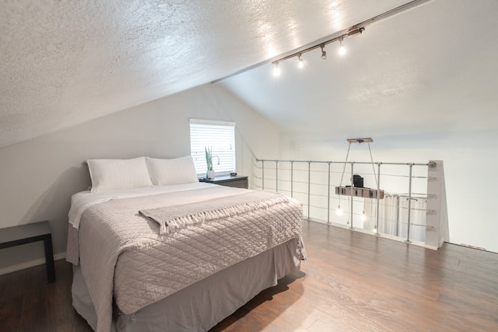 Back house loft with queen bed