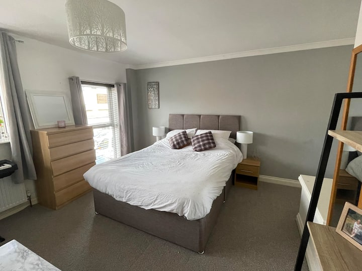 Large Modern Ensuite Bedroom, Kitchen & TV Room Houses for Rent in