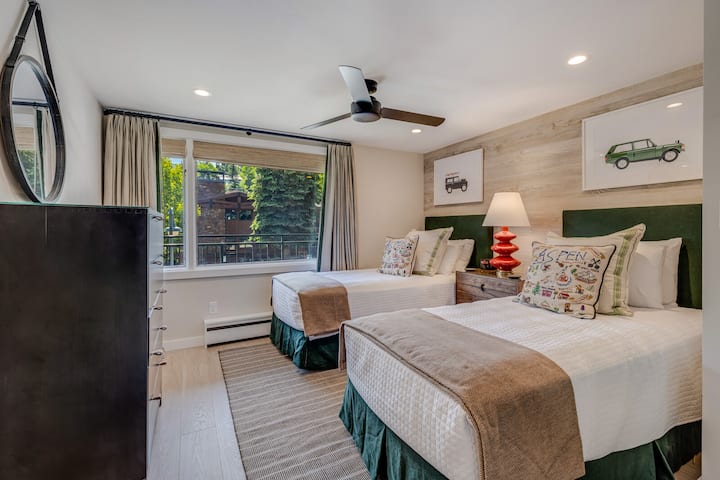 غرفة نوم تضم سريرين صغيرين