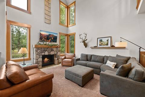 Family Fun Getaway w/Private Hot Tub & Games