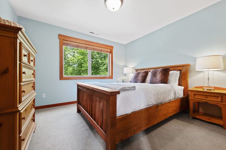 חדר שינה למעלה - מיטת קווין סייז עם מזרן קירור. כל כך נוח!