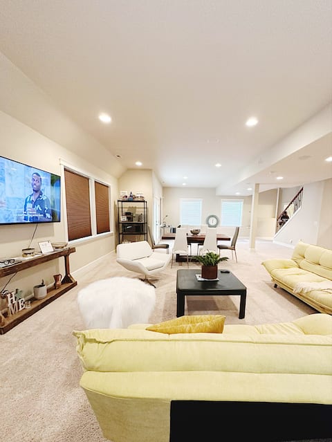 Marysville suite w/full kitchen & scenic backyard
