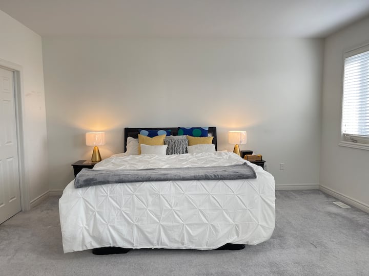A Beautiful Master Suite, Oshawa - Oshawa