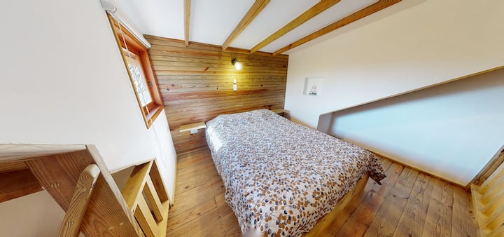 ห้องนอนมีเตียงควีนไซส์กว้างขวางขนาด 1.60 เมตรคูณ 2 เมตรและมีความสูงเพดานกว้าง 1.90 เมตร (เทียบเท่ากับ 6 ฟุตและ 3 นิ้ว) ที่จุดต่ำสุด