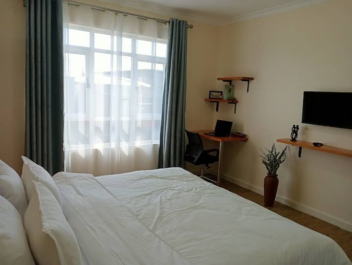 Dormitorio con cama King