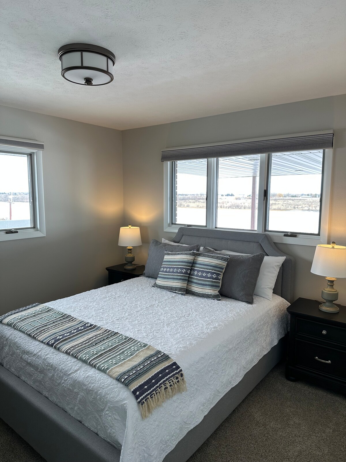 Dormitorio# 3, 1 cama queen 1 armario de tamaño estándar con perchas, 1 cómoda de tamaño completo con espejo, almohadas adicionales y manta. mesas auxiliares con lámparas y estación de carga.