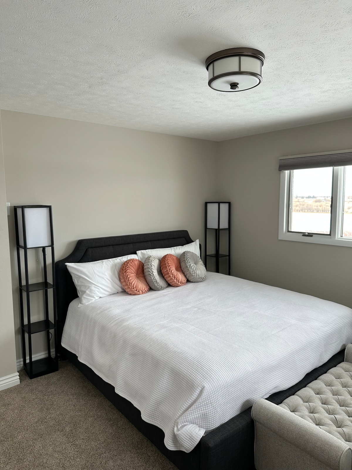 dormitorio #1 cama tamaño king 2 armarios de tamaño estándar gran tocador con espejo de tamaño completo con sábanas adicionales de espejo también manta y almohadas adicionales.