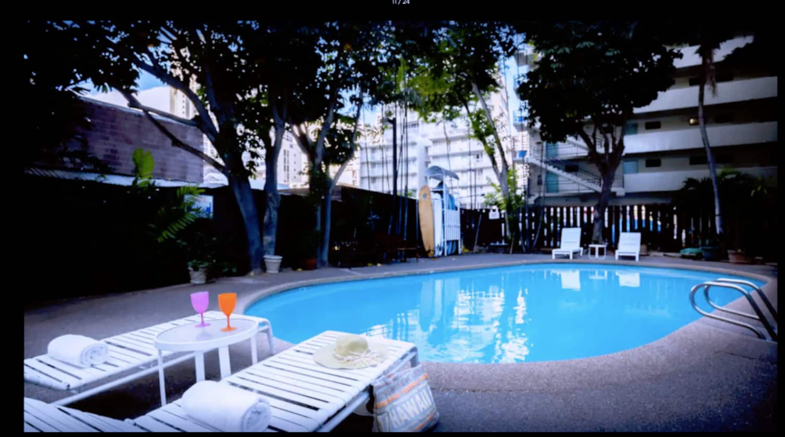 Fabulous location Waikiki Grand Hotel - Image 11