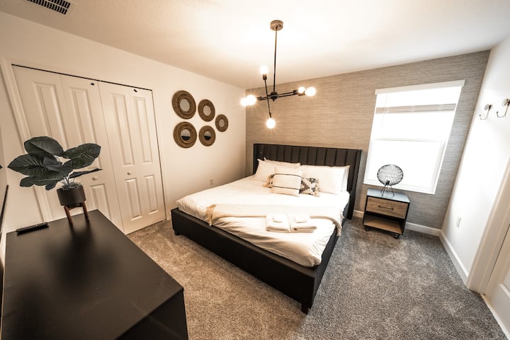 Disfruta de la comodidad refinada en nuestro refugio de dormitorio tamaño king, completo con un cómodo baño Jack y Jill y una decoración elegante y contemporánea, que promete una estancia sofisticada que combina a la perfección el estilo con la funcionalidad.
