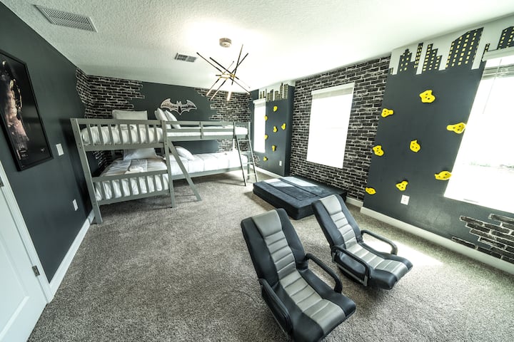 Embárcate en una estancia llena de aventuras en nuestra habitación temática de carreras de obstáculos, donde las literas dobles prometen noches emocionantes y diversión interminable, invitando a los huéspedes a recorrer su camino a través de la emoción y la imaginación.