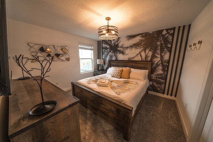 Disfruta del lujo y la comodidad en nuestro dormitorio exquisitamente decorado, con una lujosa cama tamaño king, un elegante televisor para el entretenimiento y un baño conectado, que ofrece la mezcla perfecta de comodidad y estilo para un retiro inolvidable.