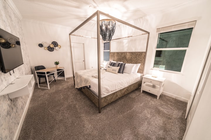 Este dormitorio aislado en la parte trasera del primer piso cuenta con un lujoso baño con una puerta que ofrece un cómodo acceso privado al patio cubierto y a la piscina y al escritorio de trabajo para que lo uses para trabajar a distancia.