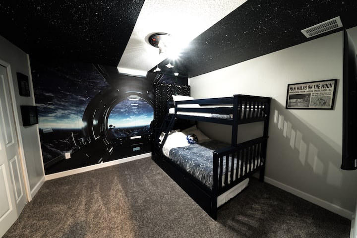 Embárcate en una aventura intergaláctica en nuestra habitación temática espacial, donde una litera individual sobre una litera de tamaño completo y una cama nido esperan a jóvenes astronautas, lo que garantiza una experiencia fuera de este mundo para soñadores de todas las edades.
