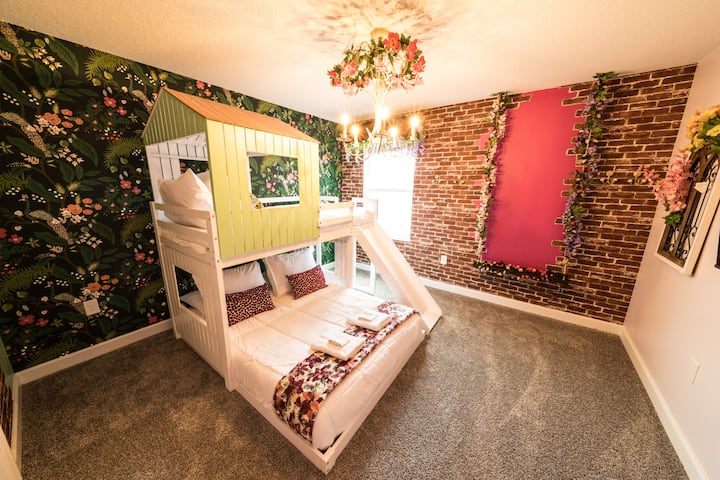 Adéntrate en la magia de nuestra habitación inspirada en Encanto, donde la vibrante decoración rodea una litera individual, invitando a huéspedes de todas las edades a sumergirse en un mundo de encanto colorido y aventuras inolvidables.