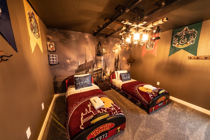 Entra en el mundo mágico de Harry Potter en nuestra encantadora habitación temática, donde te esperan dos camas, rodeadas de una decoración increíble que transporta a los huéspedes a los pasillos de Hogwarts, prometiendo una estancia inolvidable llena de maravillas y aventuras mágicas.
