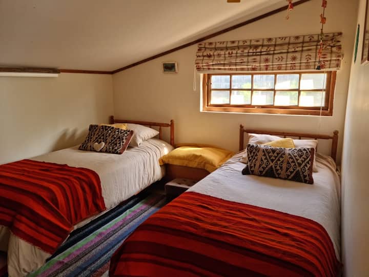 Стаята е малко по-ниска от стандартния тип таванско помещение. Стъпки от основната стая, отделени с голяма плъзгаща се врата. Идеално за малки деца. 