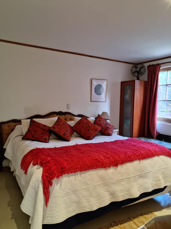 Втора спалня в къщата с двойно легло. Намира се пред всекидневната и споделя баня със стая 4. 