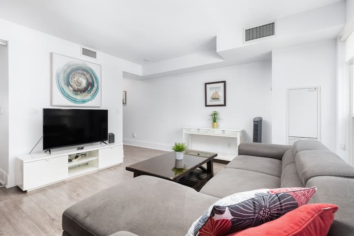 2BR Across from CN Tower & MTCC